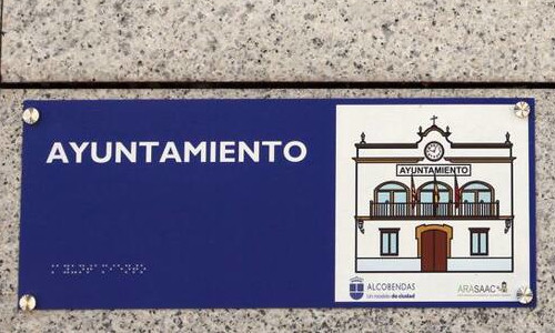 imagen de una de las placas señaléticsa accesibles implantadas por Tenyus en Alcobendas