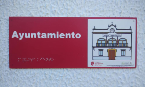 imagen de una de las placas señaléticsa accesibles implantadas por Tenyus en San Sebastián de los Reyes