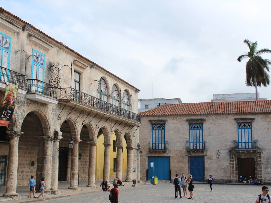 imagen de una plaza de Cuba en la que aparecen varios turistas visitando la zona