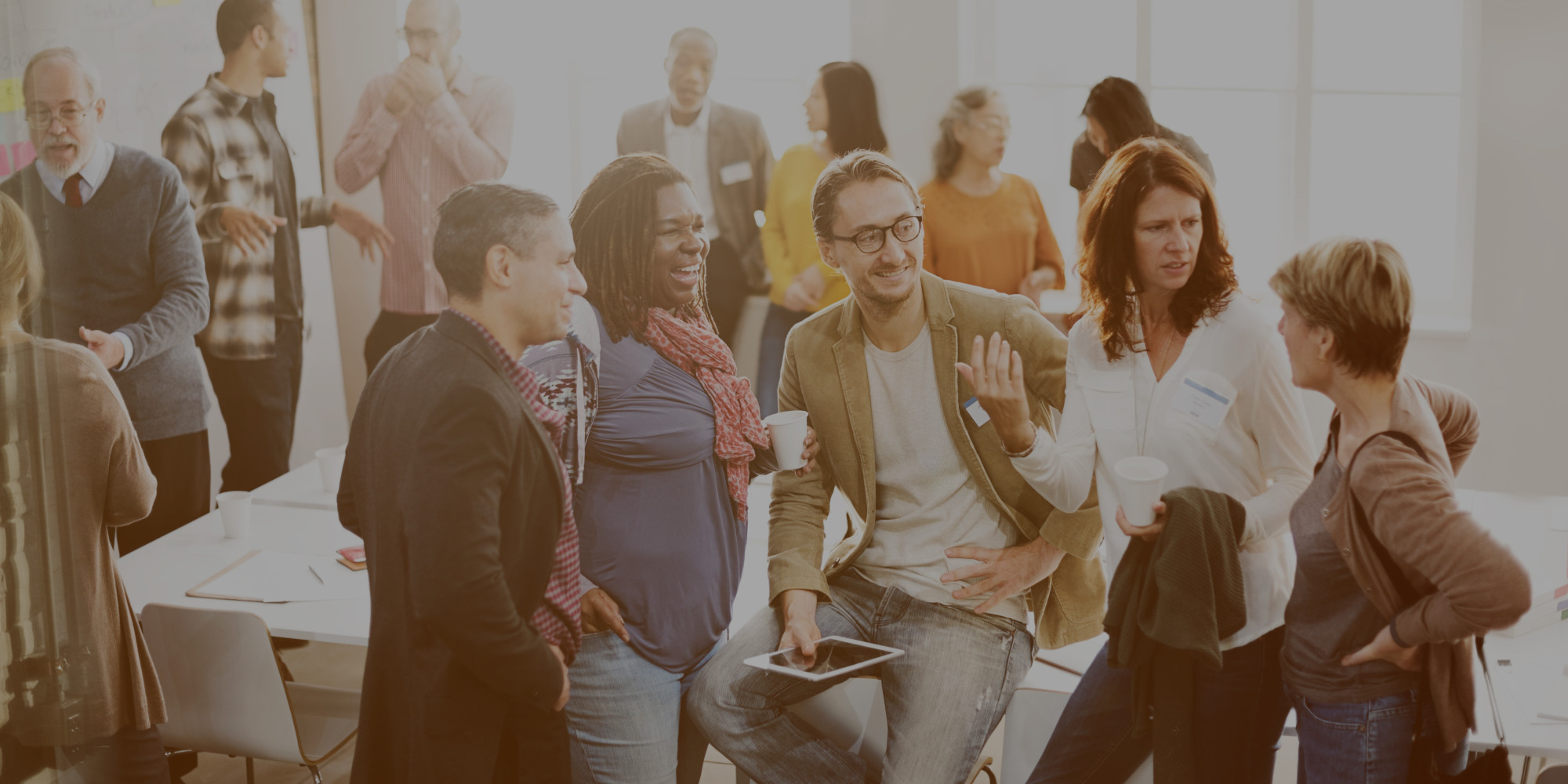 imagen de un grupo de personas charlando distendidamente en un entorno de trabajo