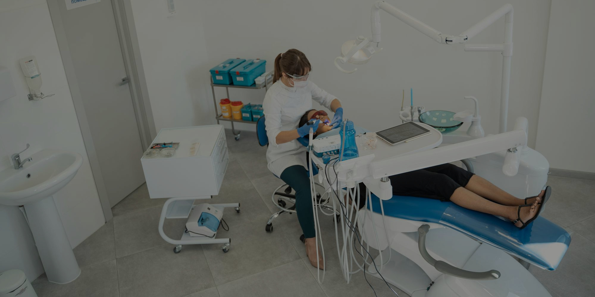 imagen de la sala de una clínica dental donde un profesional de la odontología está atendiendo a un paciente