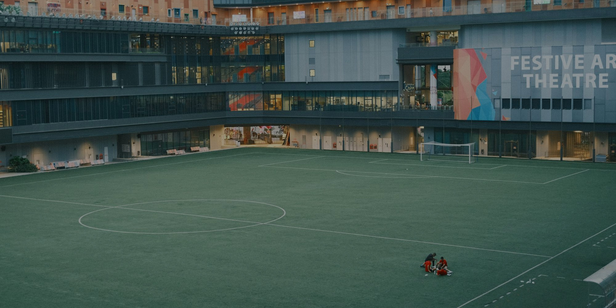 imagen de un polideportivo en el que destaca un campo de fútbol de cesped