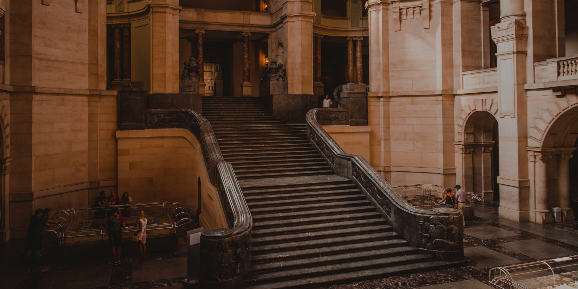 imagen del interior de un edificio público donde aparece una gran escalera
