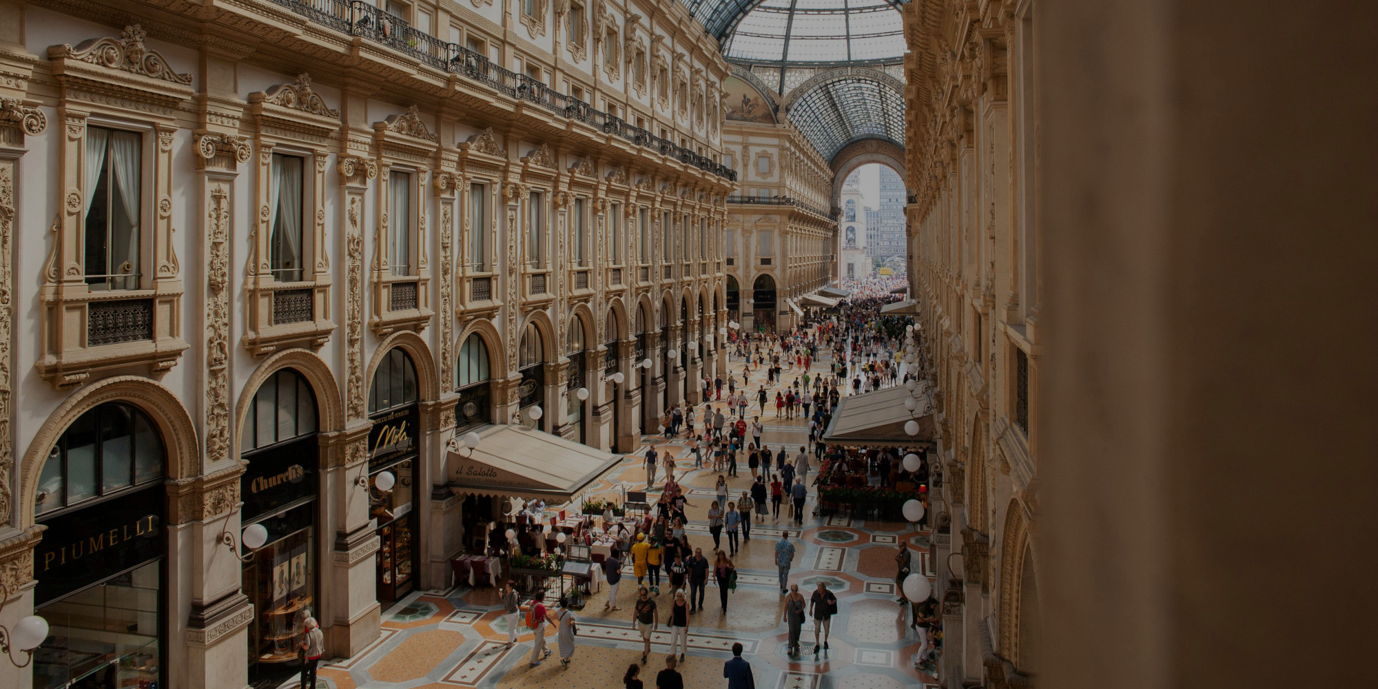 imagen del interior de un gran centro comercial