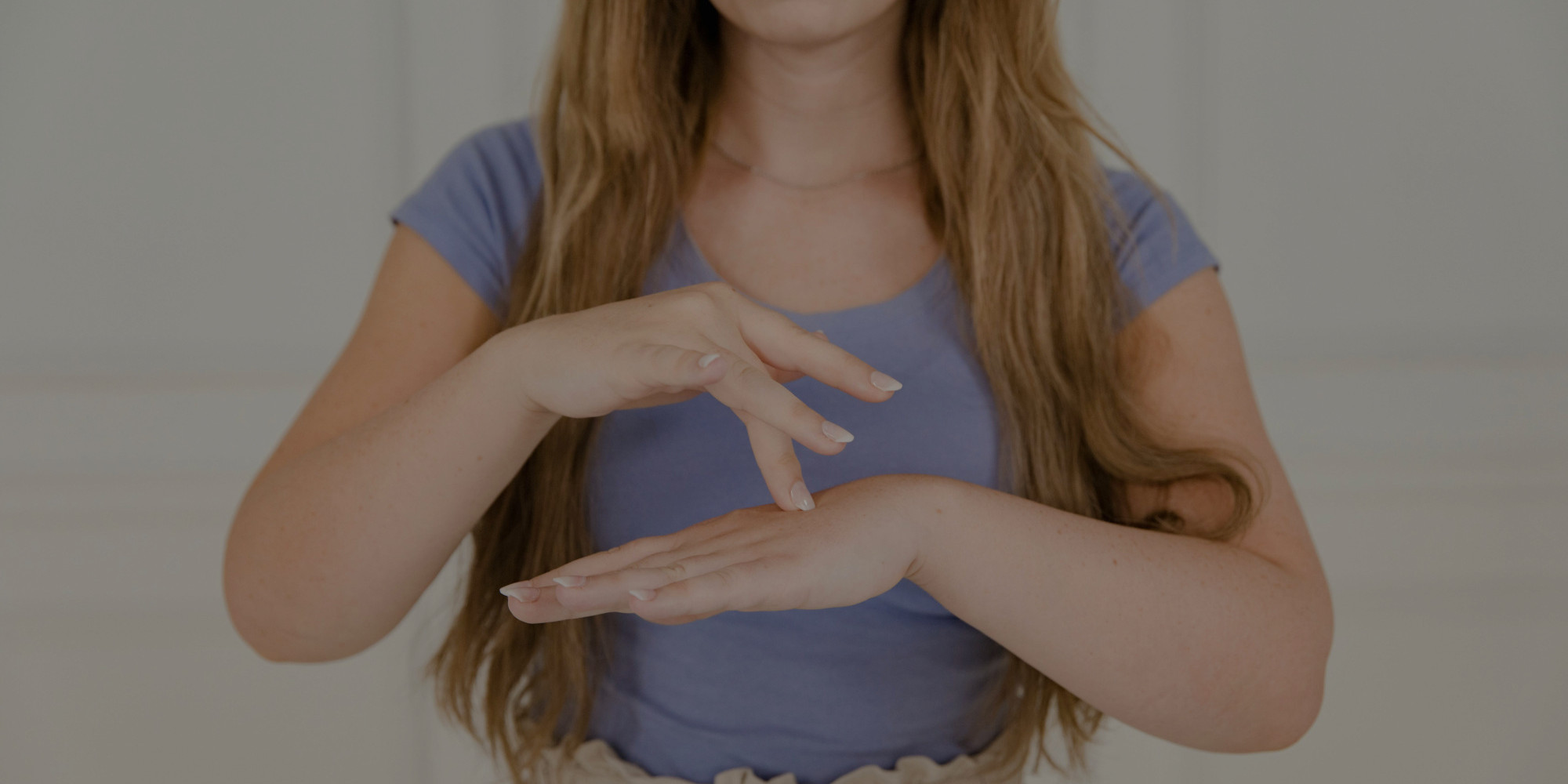 imagen de las manos de una mujer intérprete de Lengua de Signos