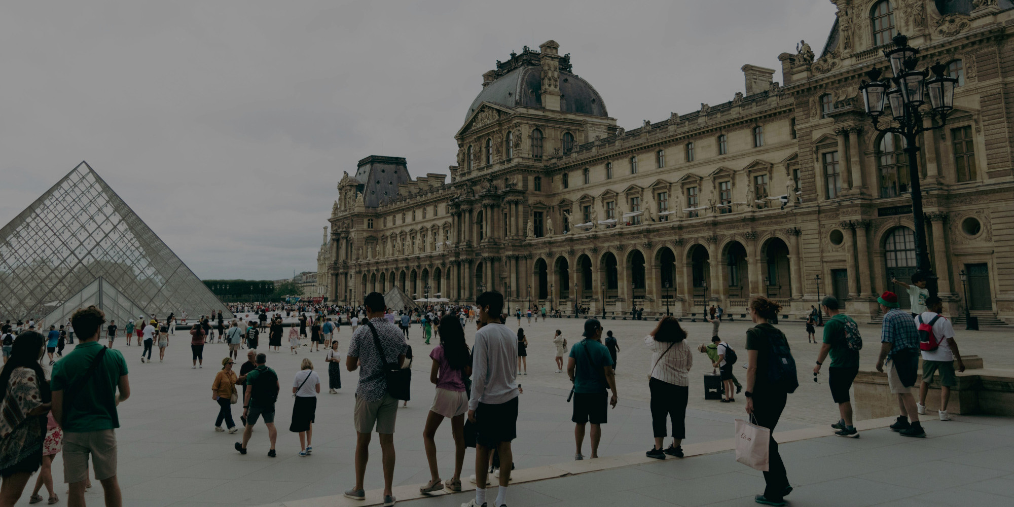 imagen de París, Francia, en la que se observan múltiples turistas paseando